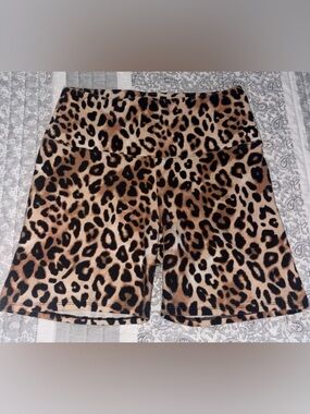 PINK Victoria's Secret Yoga high-waist Leopard print biker shorts L